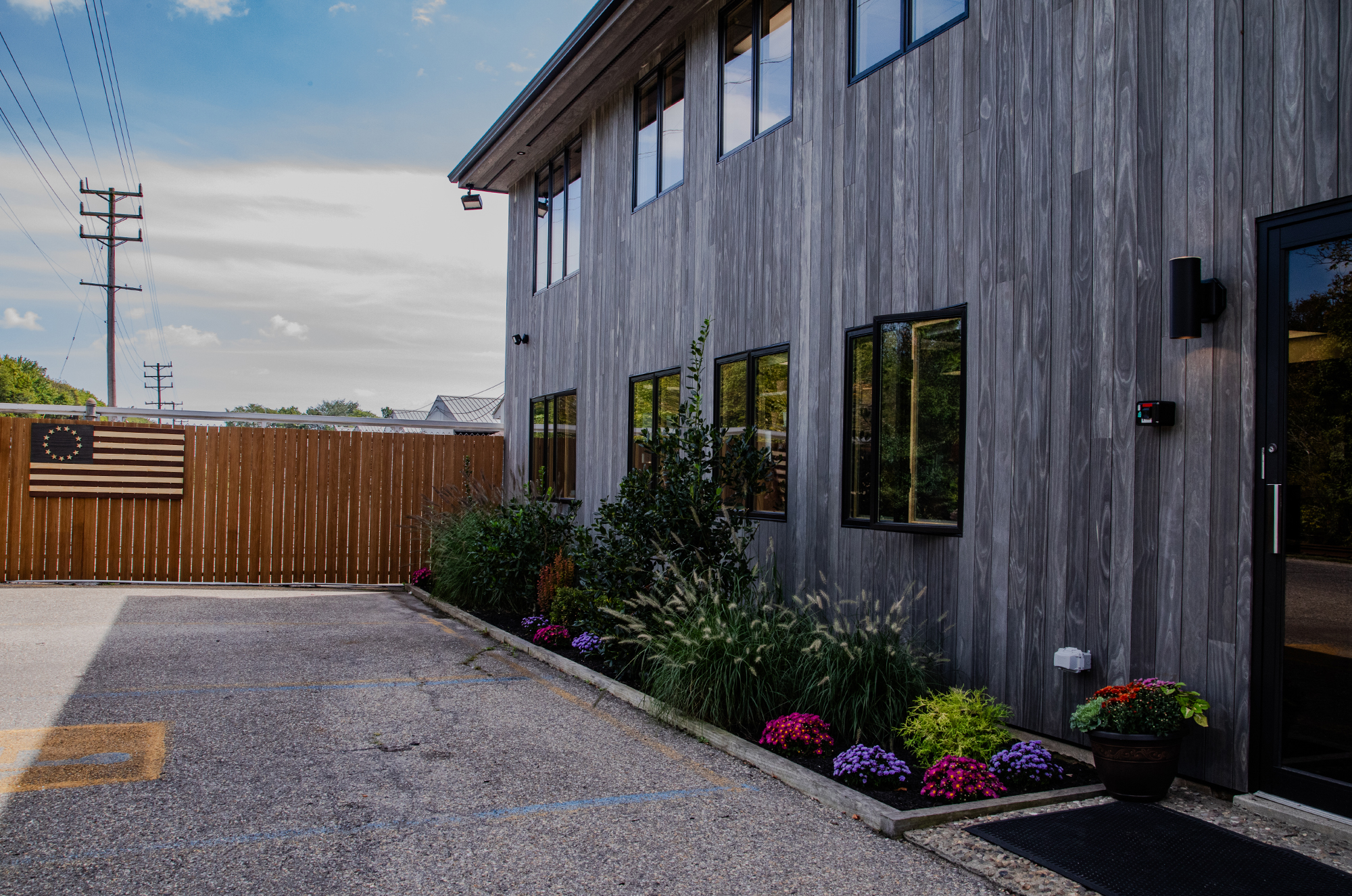 Grad Mini Rail and custom-milled Accoya® Color Grey siding